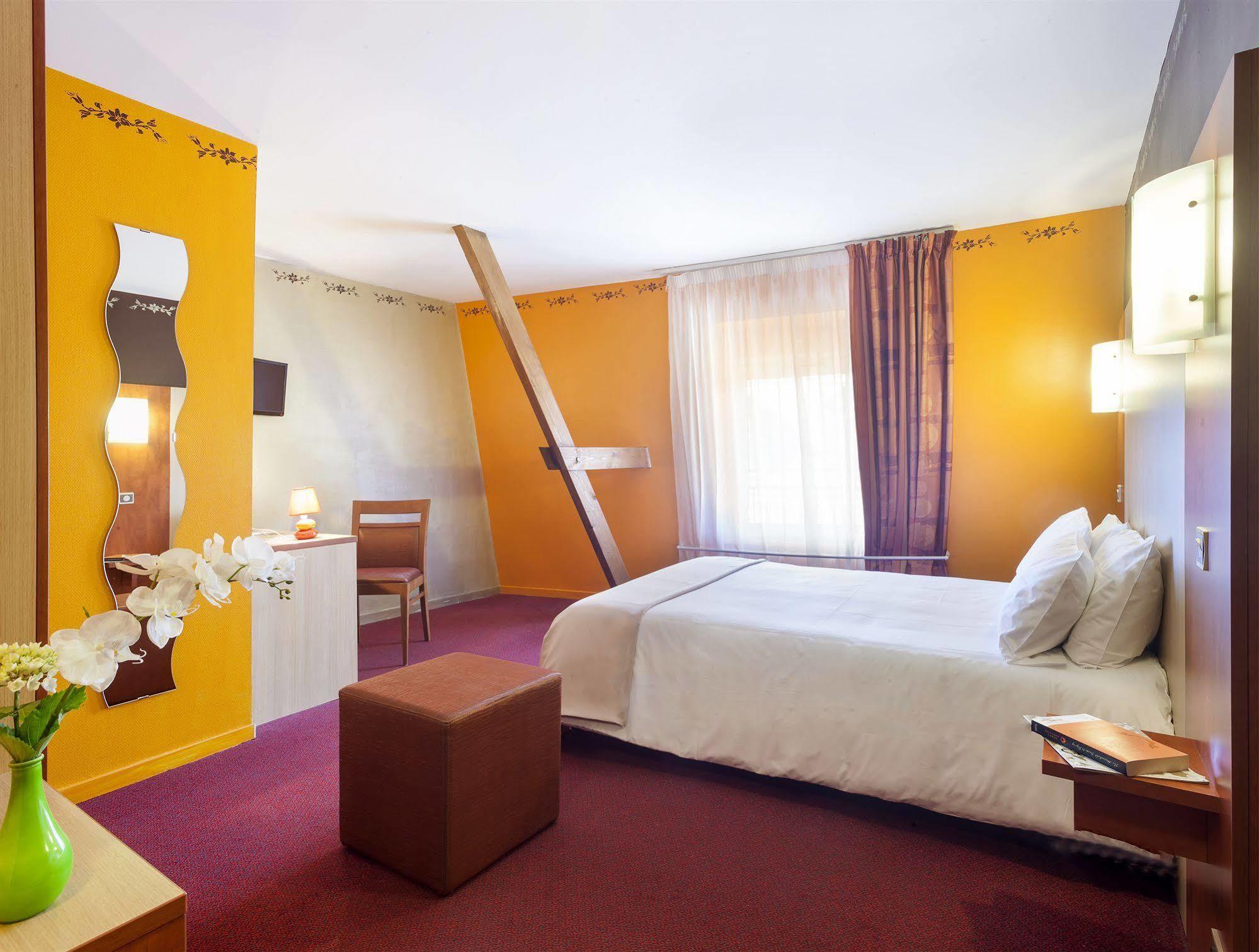 Brit Hotel Le Lion D'Or Chinon Esterno foto